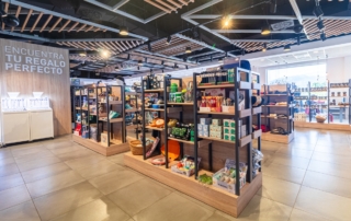 encuentra el regalo perfecto con estanterías llenas de productos para regalar en el área de servicio abades sierra espuña dirección levante