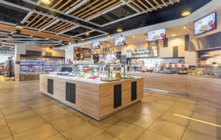 Zona de autoservicio en el área de servicio abades sierra espuña dirección levante donde se muestran varios espacios para coger comida