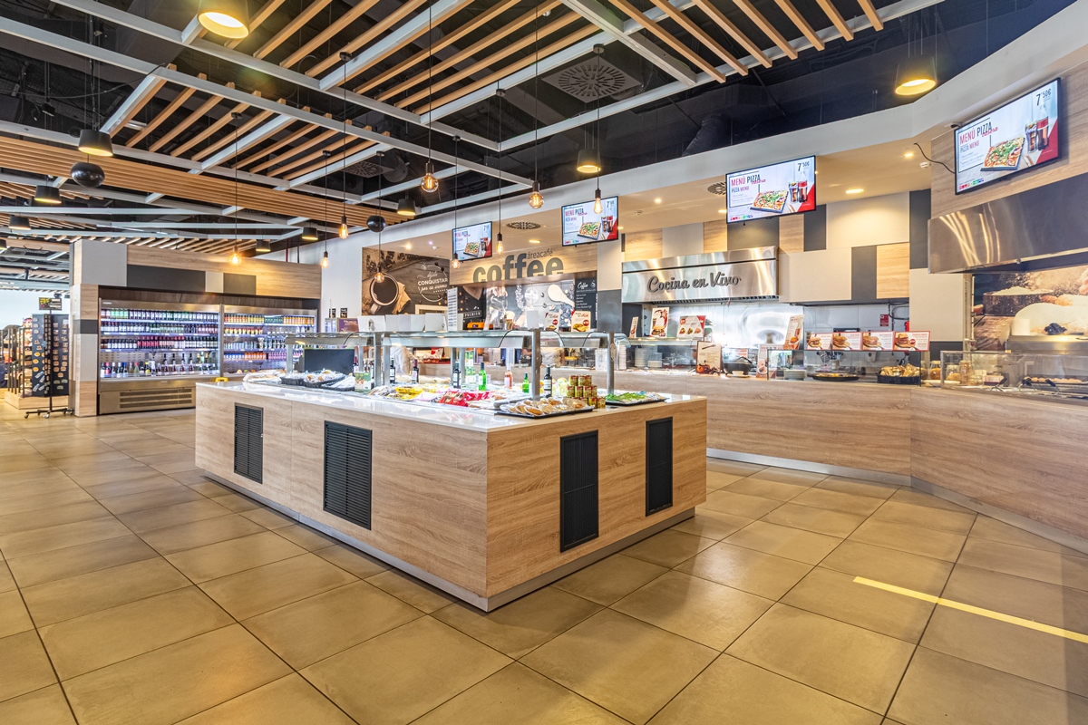 Zona de autoservicio en el área de servicio abades sierra espuña dirección levante donde se muestran varios espacios para coger comida