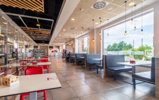 Sofás cómodos para comer en viajes por la autovía A7, en área de descanso abades sierra espuña dirección levante