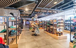 Tienda de regalos ubicada en Autovía A7 donde se aprecian gorros, sombreros, bolsas de viaje, camisetas y mucho más.