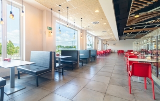 Sillones cómodos para comer en el área de servicio ubicada en Alhama de Murcia