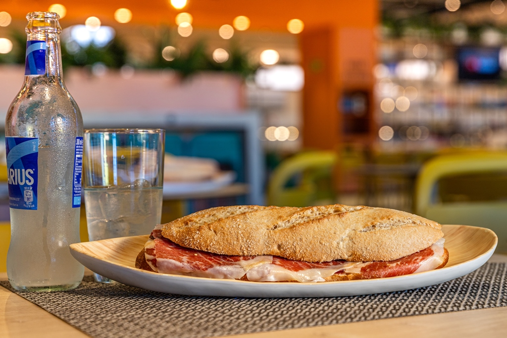 Bocadillo de jamón ibérico junto a refresco Aquarius