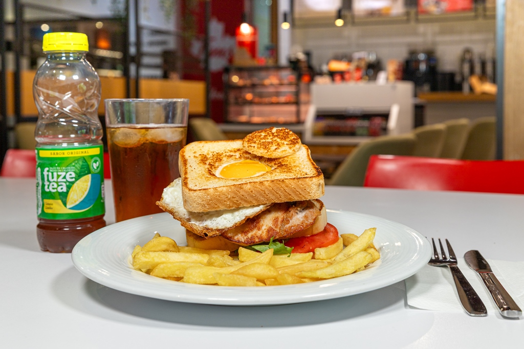 Sandwich de tres pisos con lomo, queso tomate, lechuga, jamón york y huevo frito